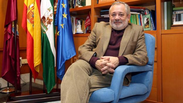 Andrés Ocaña, en el despacho de la Alcaldía durante una entrevista concedida a ABC