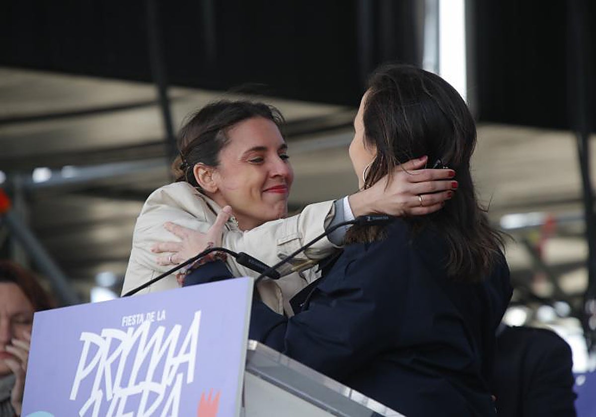 La secretaria general de Podemos, Ione Belarra (d), y la ministra de Igualdad, Irene Montero (i), durante la Fiesta de la Primavera, acto de precampaña de la formación morada en Zaragoza