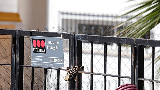 Una casa protegida con un sistema de seguridad privado