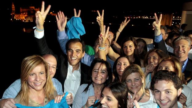 José Antonio Nieto y la candidatura del PP, en la noche electoral de 2011, celebran la mayoría absoluta