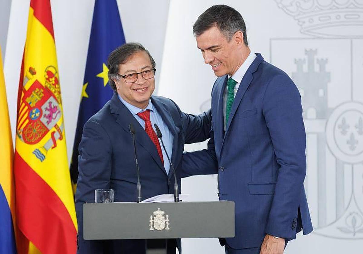 El presidente de Colombia, Gustavo Petro, junto al presidente del Gobierno, Pedro Sánchez, este jueves