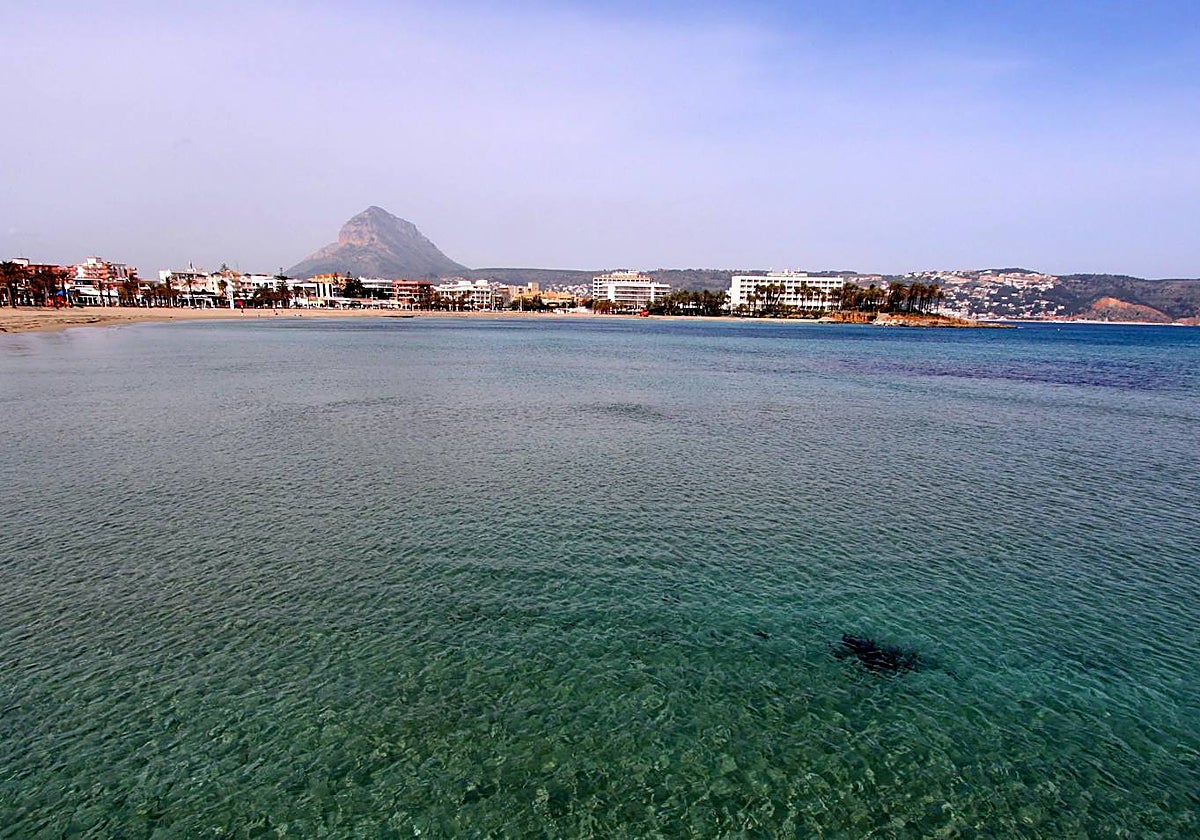 Imagen de archivo de una playa de la localidad alicantina de Xàbia