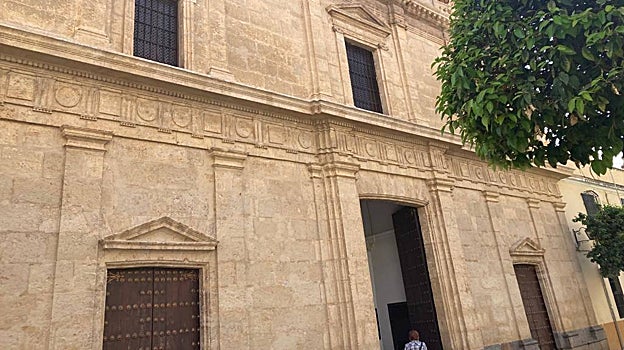 Fachada de la iglesia del Juramento, libre de andamios tras la limpieza