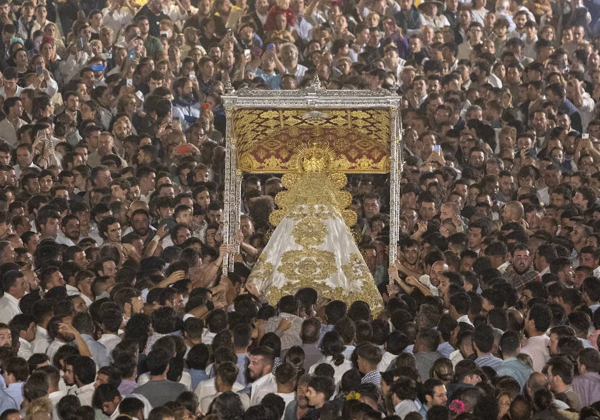 La Virgen del Rocío ya está en su paso para la romería de 2023