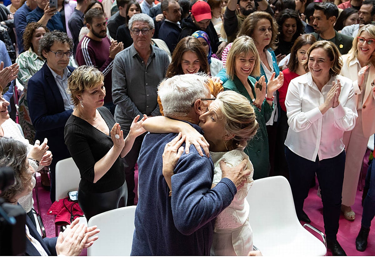 Yolanda Díaz abraza a Joan Ribó en el acto de presentación de Sumar en Madrid