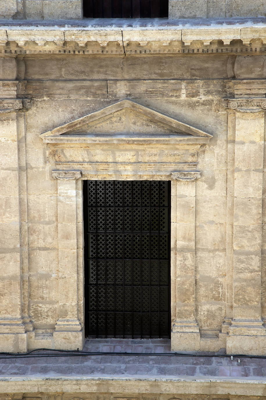 La rejuvenecida fachada de la iglesia del Juramento de San Rafael en Córdoba, en imágenes