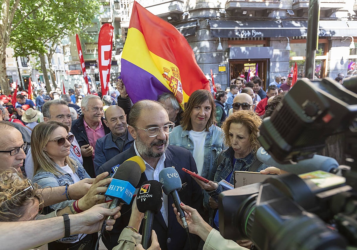El presidente de Aragón, Javier Lambán, ateniendo a los medios el pasado 1 de mayo en Zaragoza