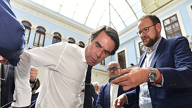 Aznar microfonándose en el Casino antes de charlar con López Miras