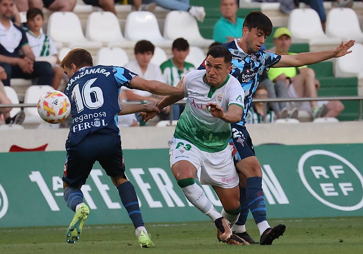 Carracedo pelea por el balón durante un partido esta temporada