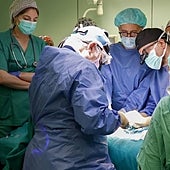 Implantan un marcapasos a un bebé prematuro de un kilo y medio de peso en Valencia