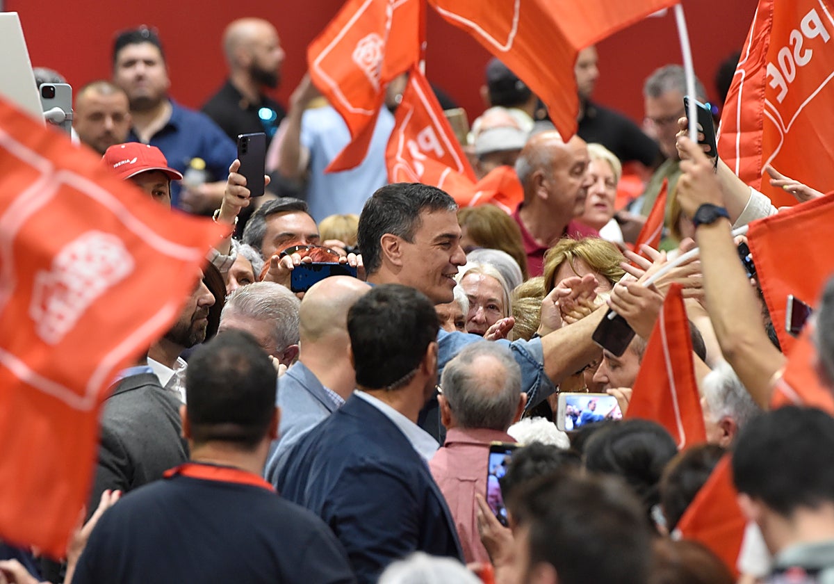 Pedro Sánchez, saludando a los simpatizantes socialistas a su llegada al mitin celebrado este sábado en Murcia