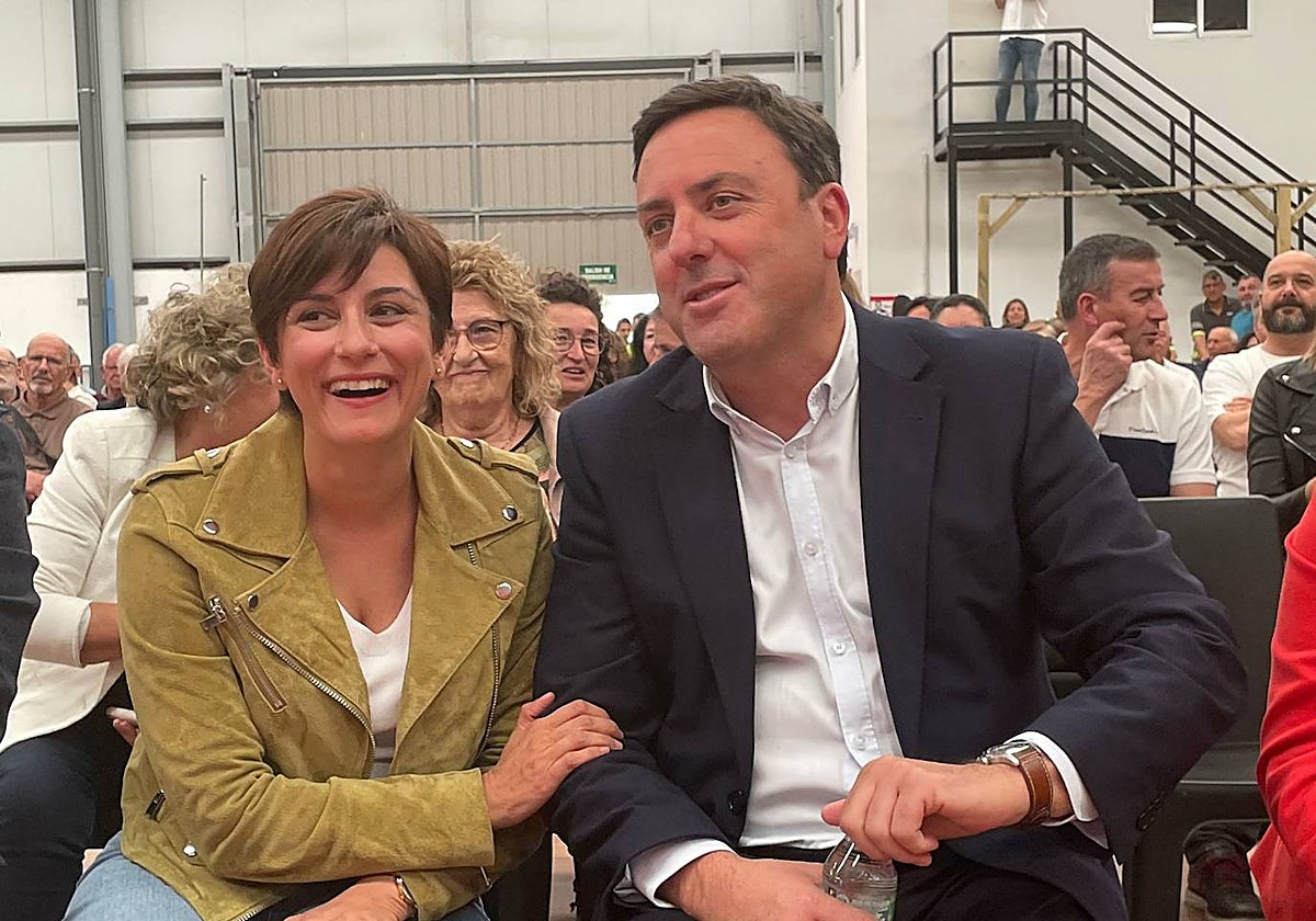 Formoso, con la ministra portavoz, Isabel Rodríguez, en un acto de partido, el pasado sábado en Narón