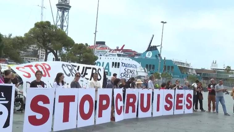 Una manifestación en Barcelona reclama acabar con el turismo de cruceros