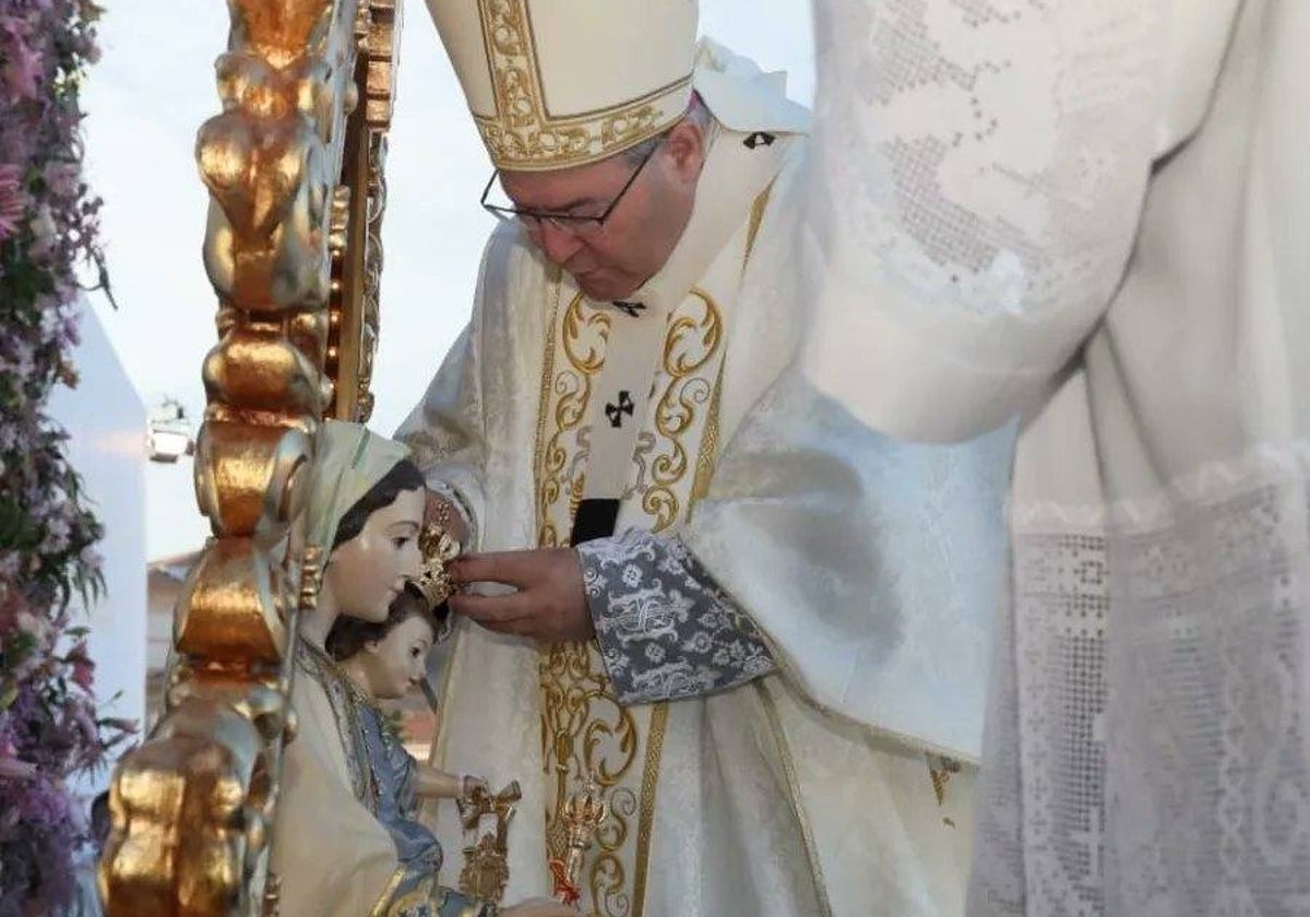 El arzobispo de Toledo durante el acto de coronación