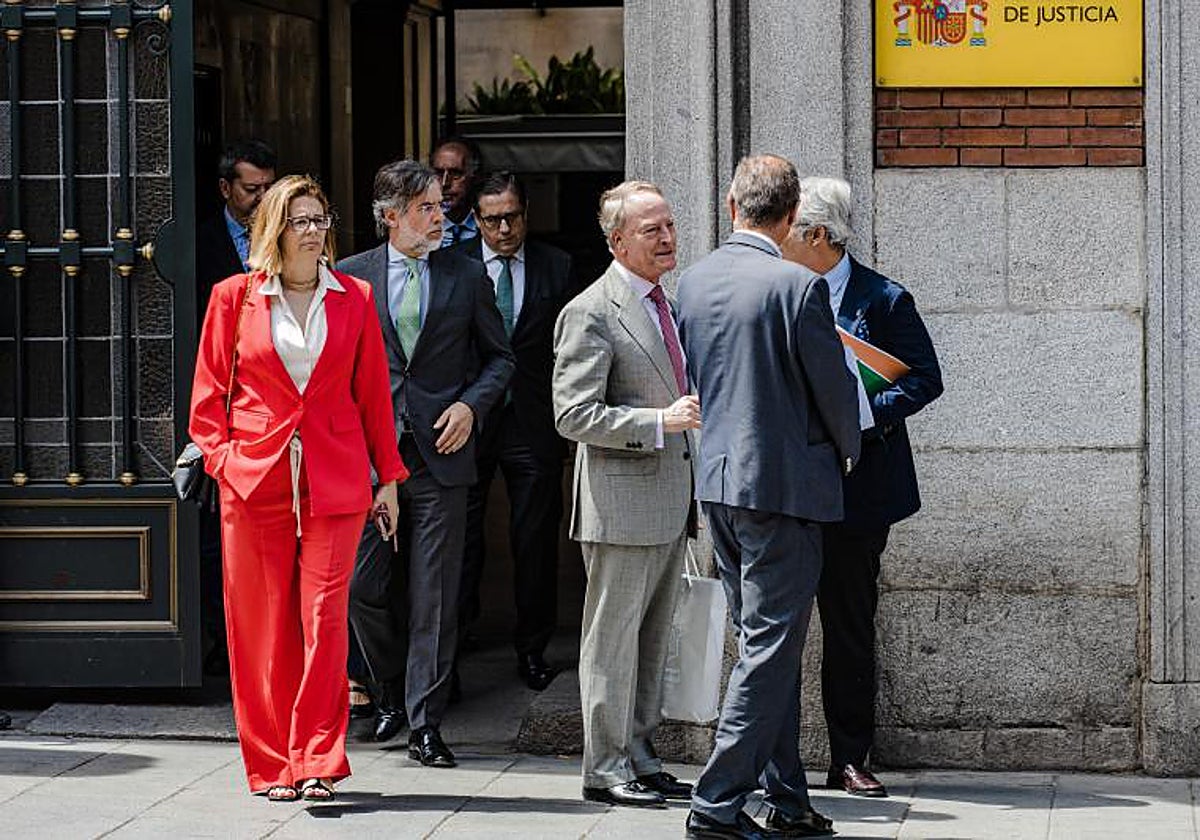 Representantes de jueces y fiscales, el pasado miércoles tras la reunión en el ministerio