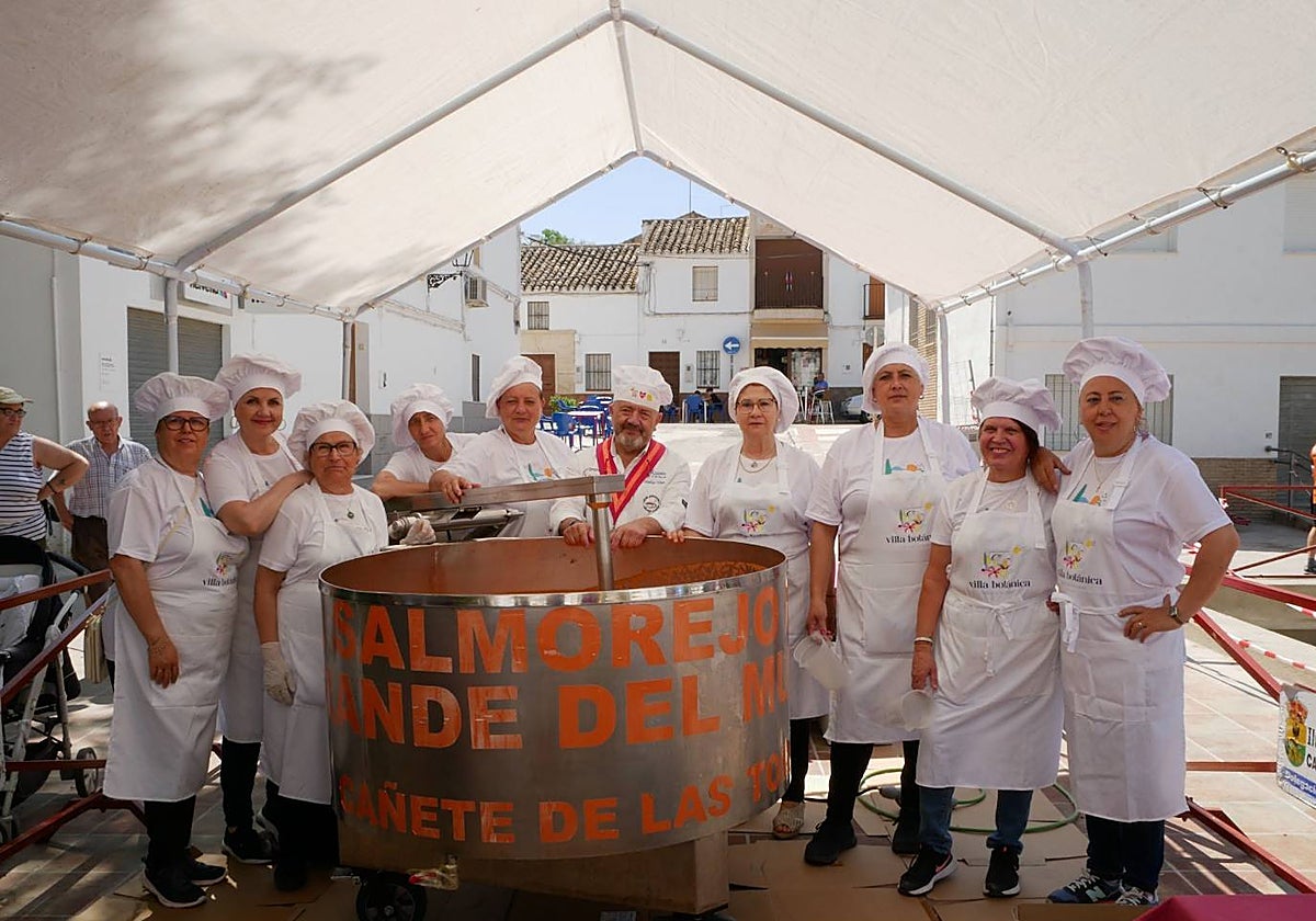 Imagen del chef Matías Vega junto a varias ayudantes de cocina este fin de semana en Cañete