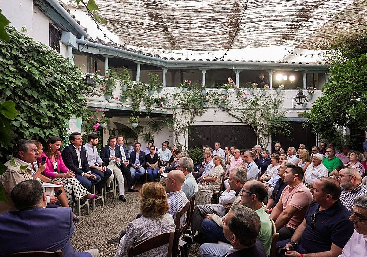 Mesa redonda celebrada con la presencia del alcalde y candidato a la reelección, José María Bellido