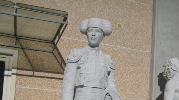 Escultura de Lagartijo que forma parte del conjunto escultórico de Dueñas sobre personajes históricos