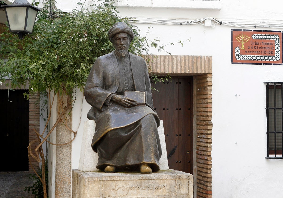 Monumento a Maimónides en la Judería de Córdoba