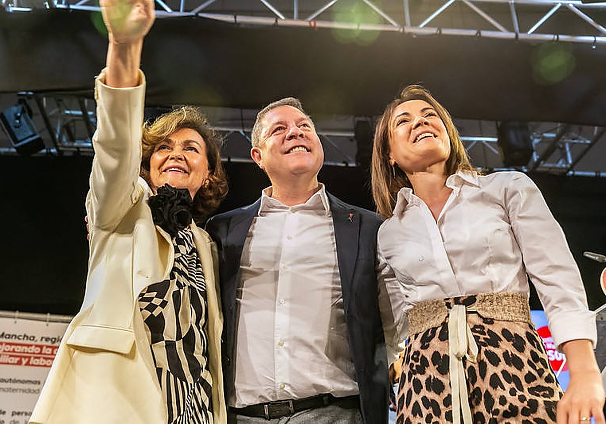 García-Page, rodeado por Carmen Calvo y la candidata del PSOE en La Puebla de Montalbán, Estela Palma