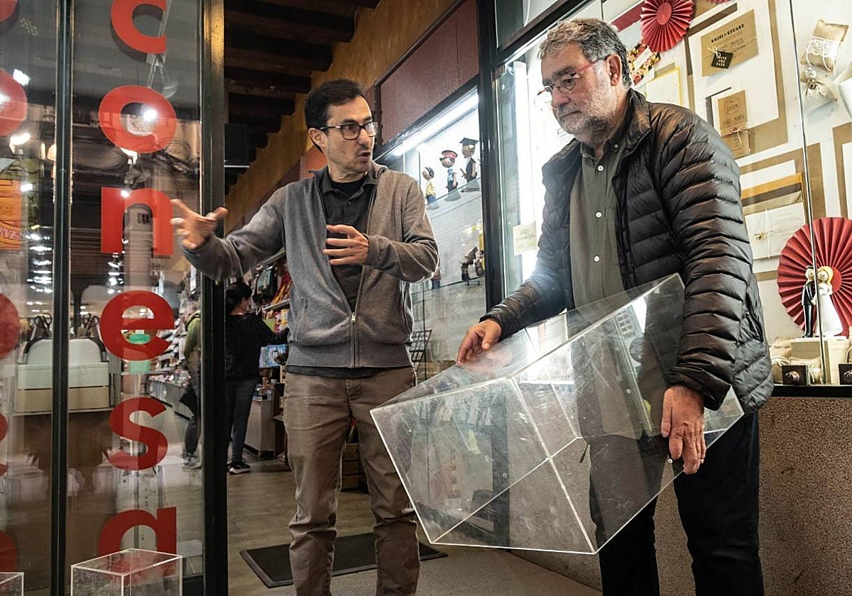 Joan Fontcuberta prepara su instalación en la papelería Joaquim Conesa