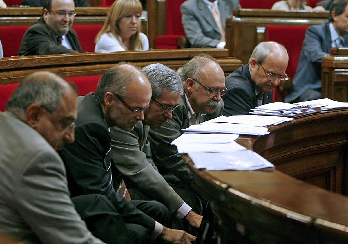 Momento en el que José Montilla, presidente de la Generalitat, Josep Lluís Carod-Rovira, vicepresidente, y Joan Saura, Antoni Castells y Joaquim Nadal, tres de los consejeros autonómicos, en julio de 2020, votando contra las corridas de toros en el Parlamento de Cataluña