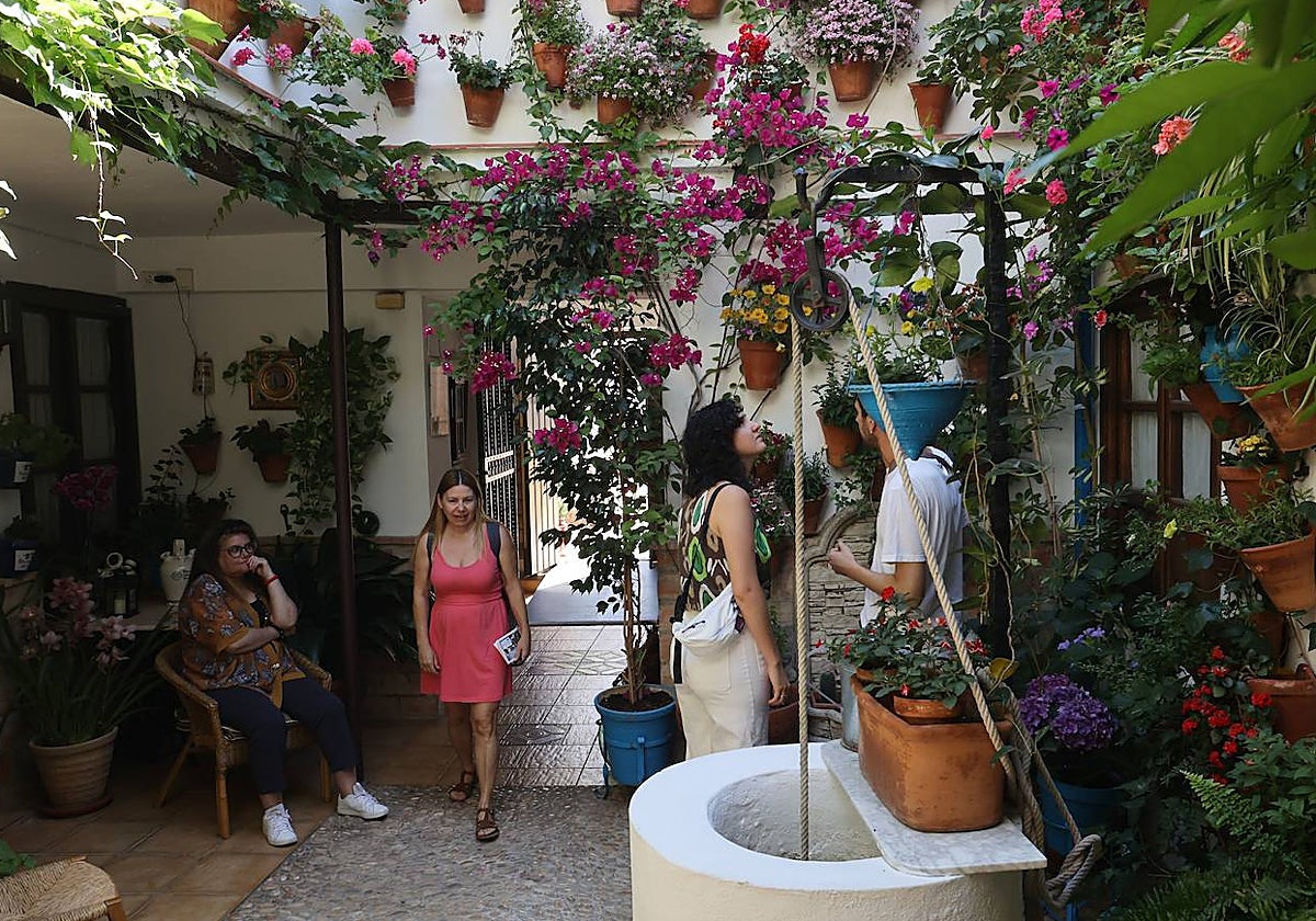 Visitantes en el patio de la calle Pedro Verdugo
