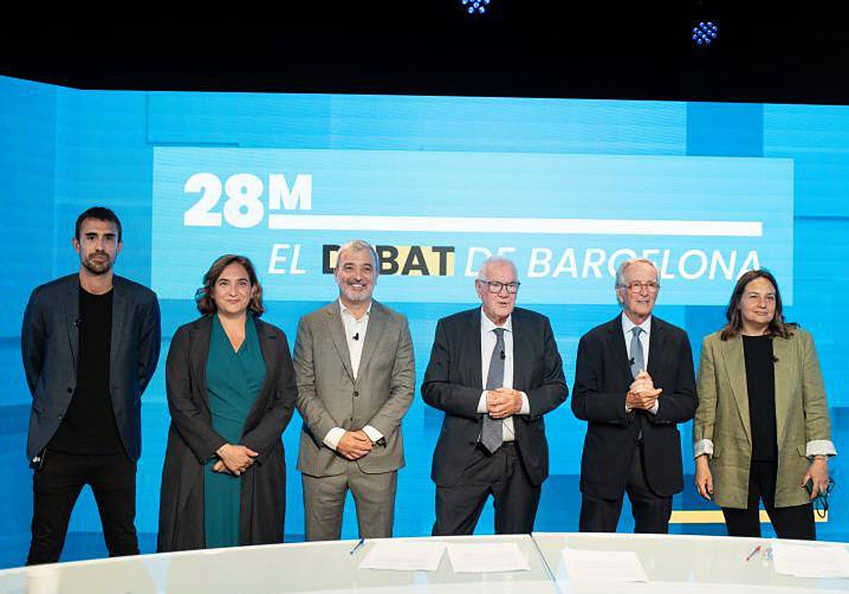 Cuatro de los candidatos, en el centro de la imagen, antes de empezar el debate organizado por SER Catalunya