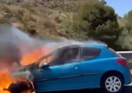 Un coche ardiendo colapsa la AP-7 y provoca un incendio forestal entre Mijas y Benalmádena