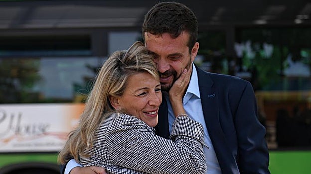 a vicepresidenta segunda y ministra de Trabajo y Economía Social, Yolanda Díaz y el candidato a la alcaldía de Alcorcón por 'Ganar Alcorcón', Jesús Santos, durante un acto político en Alcorcón, en el Parque del Agua