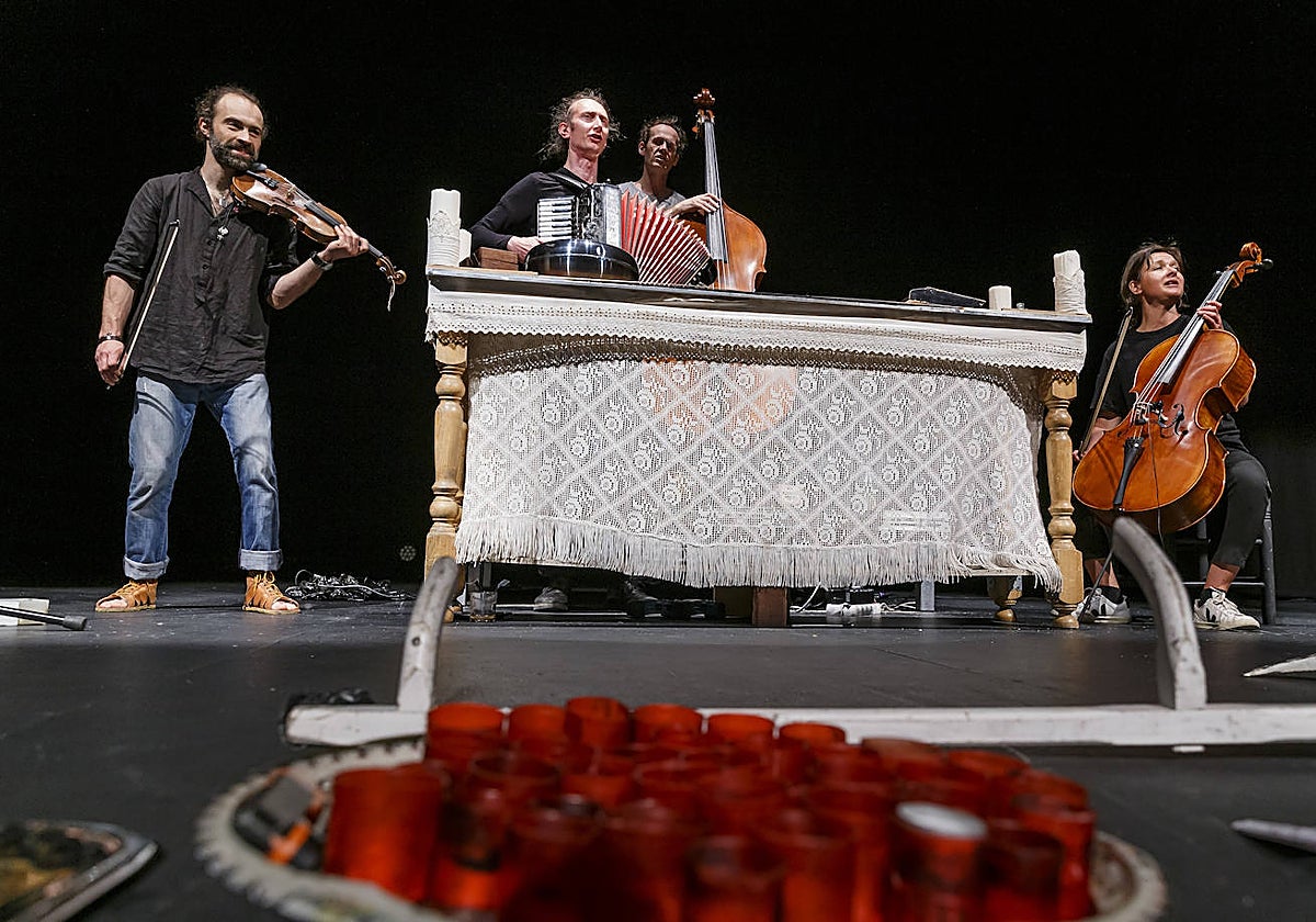 La compañía Fekete Seretlek y su montaje Kar Repass durante el espectáculo inaugural de Titirimundi 2023