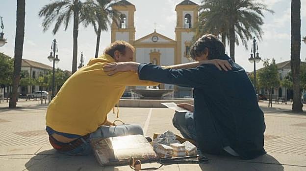 Fernando Tejero con Albert Espinosa, en la plaza de Cañero