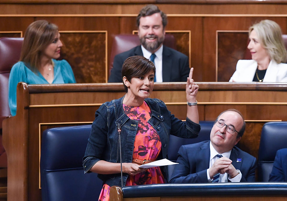 Isabel Rodríguez, ministra portavoz, durante su intervención en el pleno
