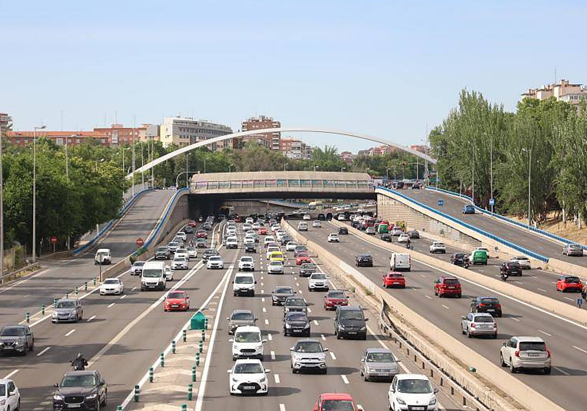 La M-30, al sur del puente de Ventas, el tramo que el PP quiere cubrir con una plataforma verde