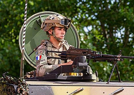 Imagen secundaria 1 - Varios militares de diferentes nacionalidades en la base militar de San Gregorio