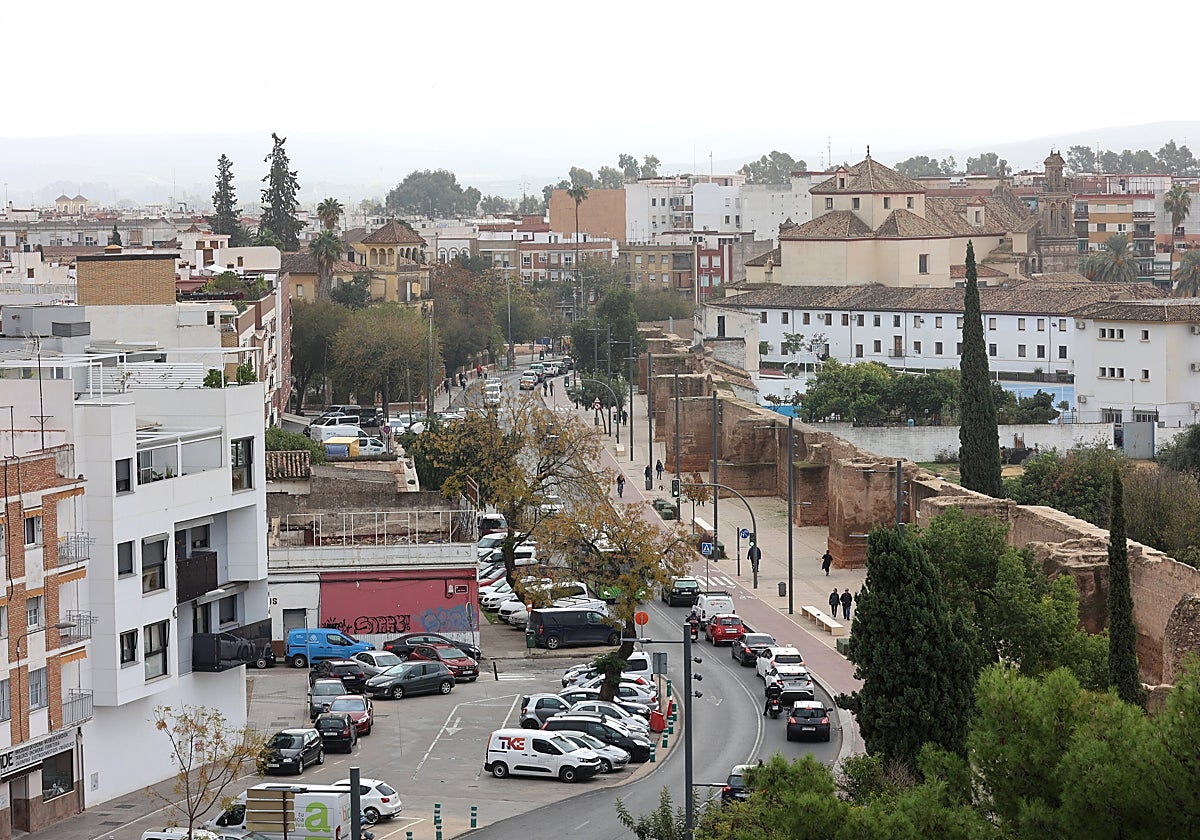 Panorámica de la Ronda del Marrubial con las casas expropiadas en primer término