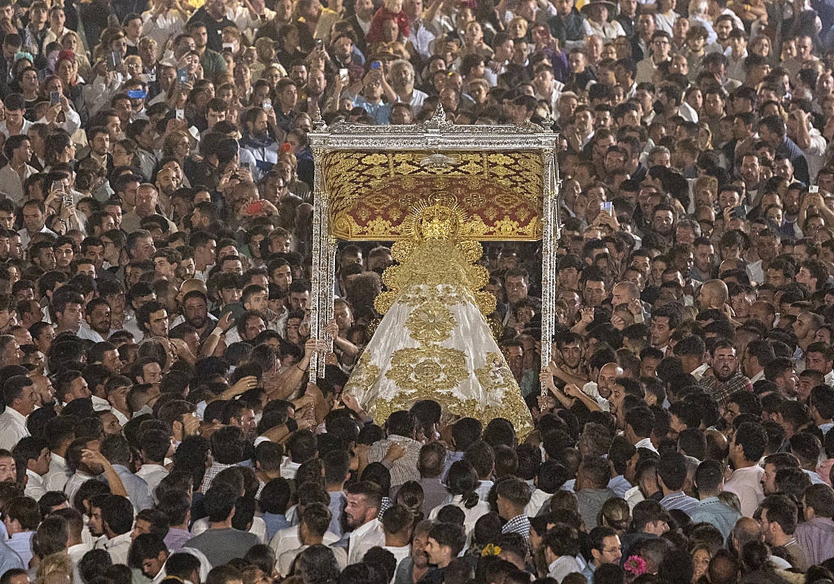 La Virgen del Rocío por las calles de la aldea