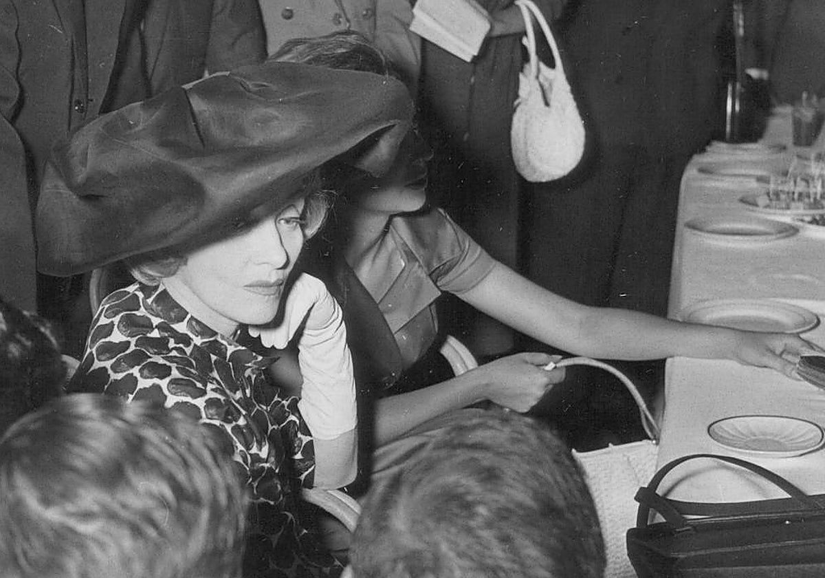 Marlene Dietrich, en una rueda de prensa en El Retiro en julio de 1960