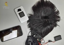 Sorprenden a un joven de 24 años con una microcámara bajo una peluca en el examen teórico de conducir en Guadalajara