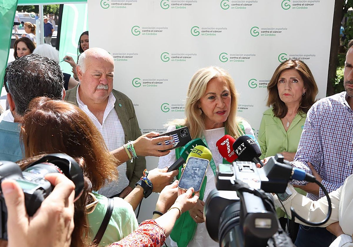 La presidenta de la AECC, Auxiliadora Torres, en el 'Día de la Cuestación' junto a Jesús Aguirre en las Tendillas