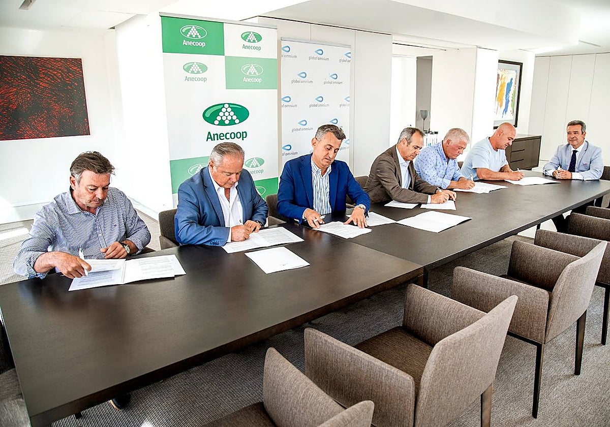 Imagen de la firma del proyecto de colaboración entre Anecoop, el Tribunal de las Aguas y Global Omnium