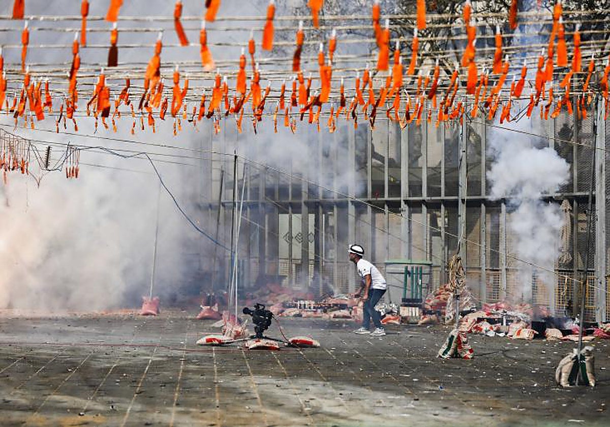 Imagen de archivo de una mascletà en la plaza del Ayuntamiento de Valencia