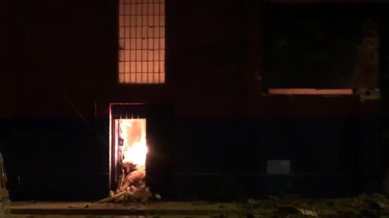 Tres naves afectadas por un incendio en un polígono de Manises (Valencia)