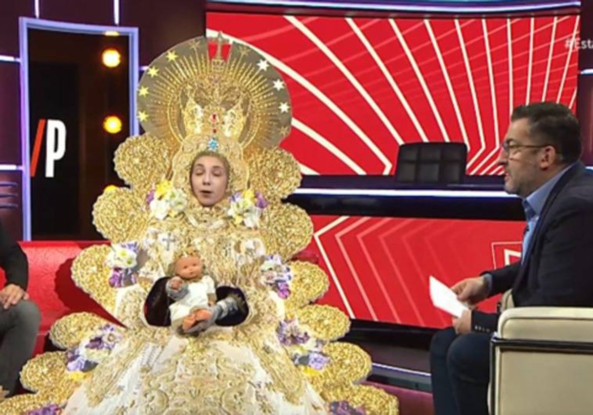 El presentador Toni Soler y la actriz que representa a la Virgen del Rocío en un momento de la parodia