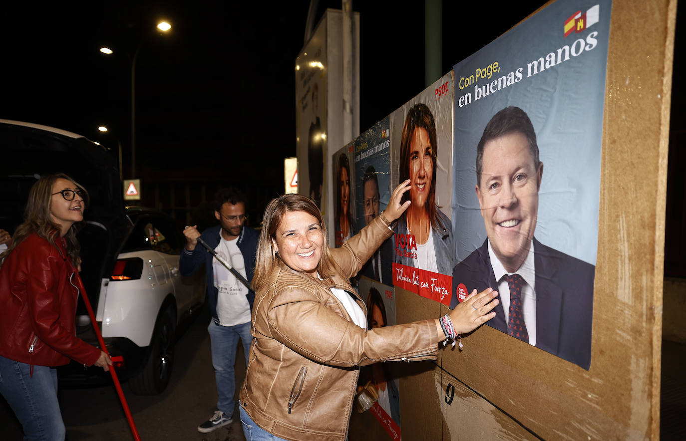Tita García (PSOE) en la pegada de carteles en Talavera de la Reina