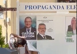 Una candidata de Ciudadanos tapa los carteles del PP para el 28M en Rincón de la Victoria