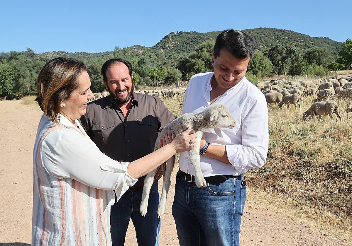 El candidato a la Alcaldía por el PP José María Bellido, junto a Felipe Molina y Blaca Torrent