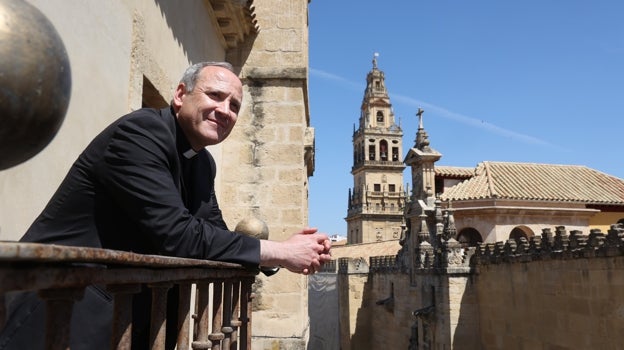 Prieto, con la torre de la Catedral de fondo