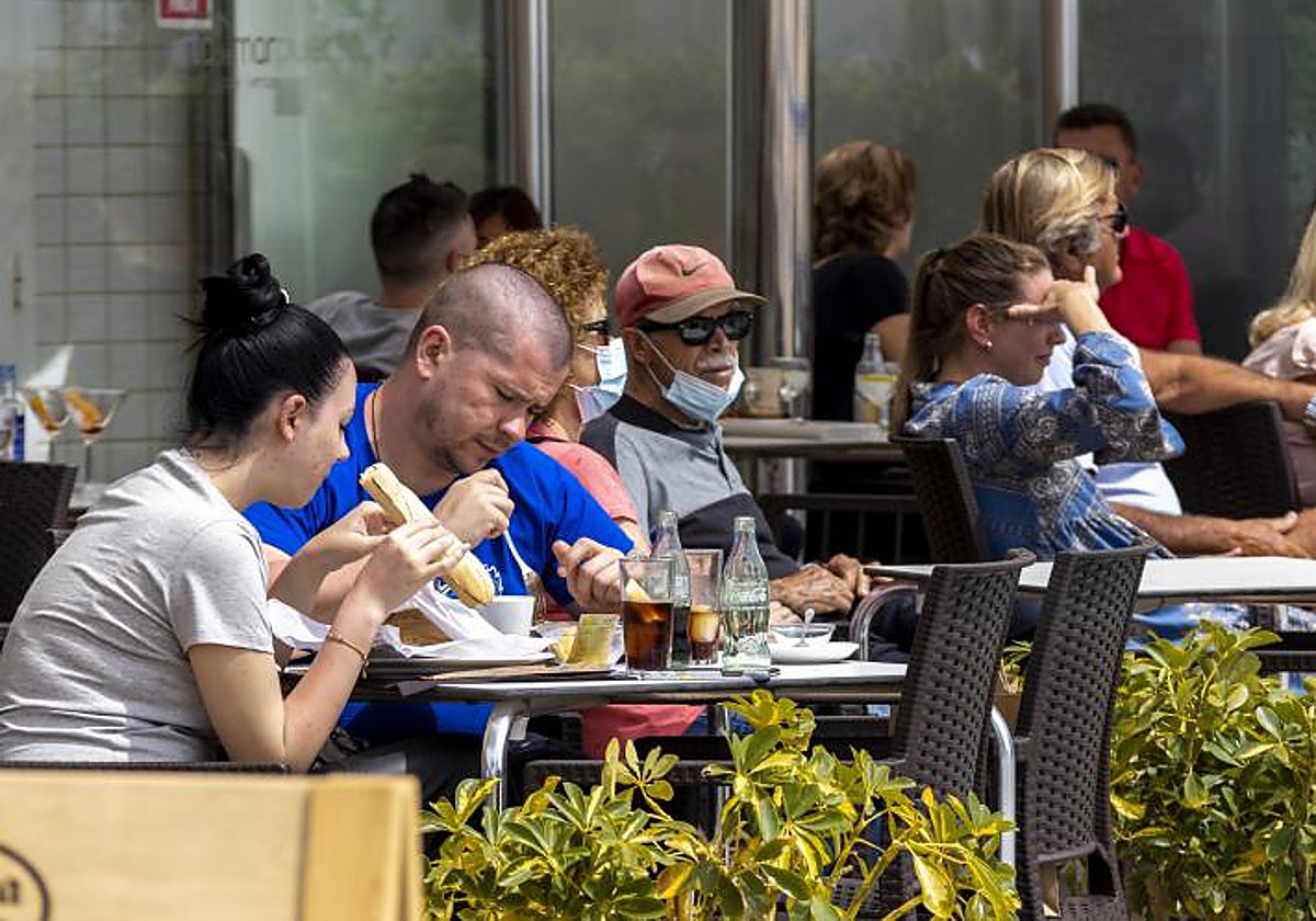 Imagen de archivo de clientes en la terraza de un restaurante