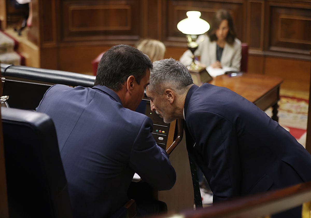 El jefe del Gobierno, Pedro Sánchez, y el ministro del Interior, Fernando Grande-Marlaska